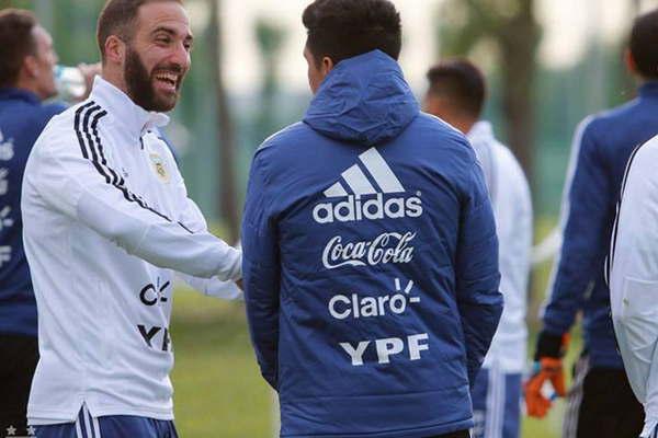 Batistuta- El uacutenico 9 que tenemos es Higuaiacuten