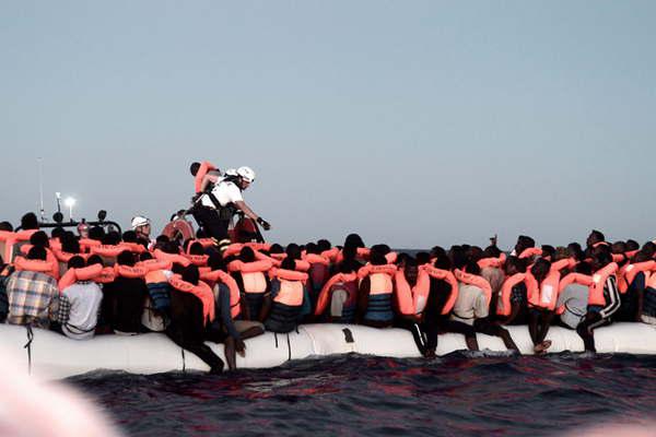 Espantildea acoge a maacutes de 600 inmigrantes que Italia rechazoacute