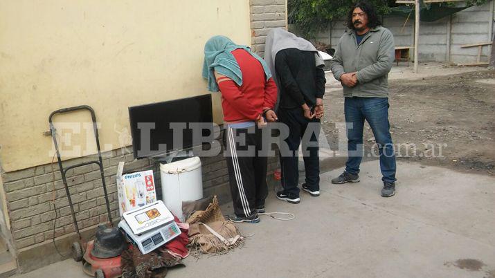 Detienen a dos joacutevenes que habiacutean desvalijado una casa