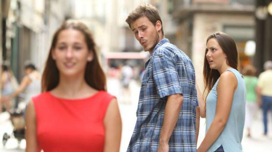 Un usuario descubrioacute que el meme del novio distraiacutedo fue creado por Chapliacuten
