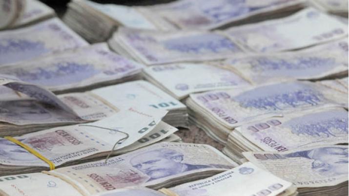 Atacan a un docente mientras dormiacutea y le roban 30000