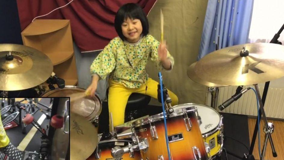 Una nena baterista es furor en Internet