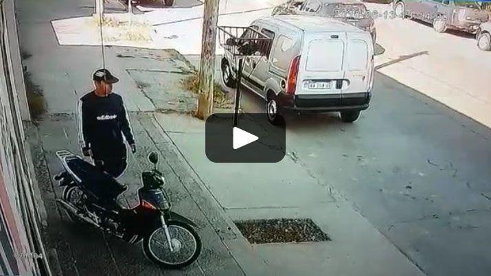 Miraacute coacutemo este ladroacuten se lleva una moto a plena luz del diacutea