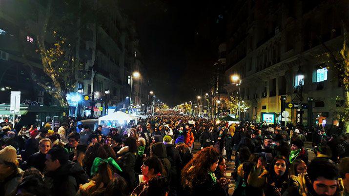 Miles de personas siguen de cerca la sesioacuten en el Congreso