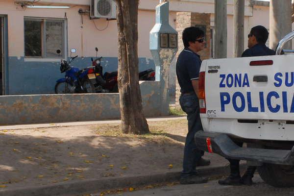 Se detuvo con su moto en un semaacuteforo y fue viacutectima de un arrebato