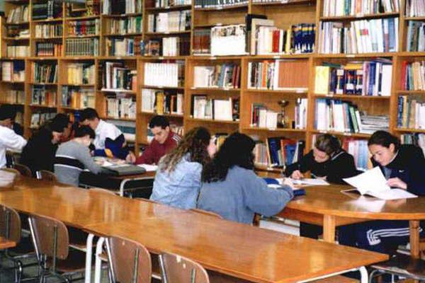 La biblioteca A Aacutelvarez renovoacute autoridades e incluyoacute nuevos socios