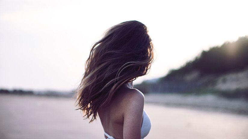 Maestras rusas se solidarizan con su compantildeera que fue despedida por posar en traje de bantildeo