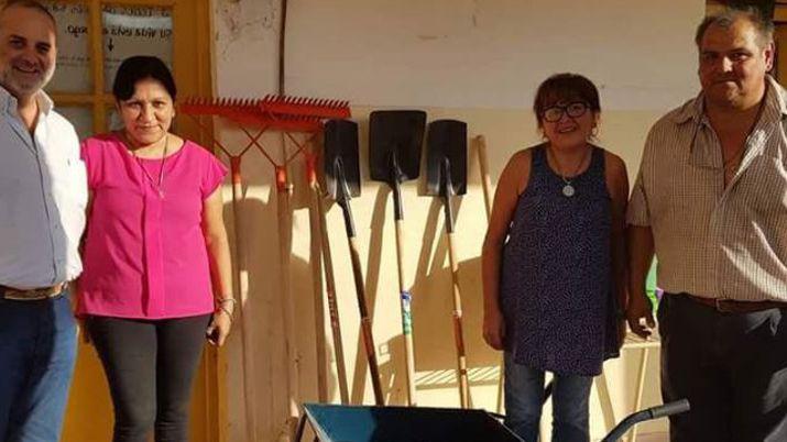 Entregan herramientas para la produccioacuten de verduras en huertas escolares