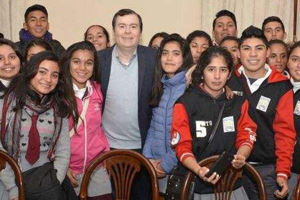 El gobernador recibioacute a alumnos del interior que conocieron la Capital