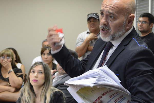 Interceptoacute a una nintildea en un camino vecinal la arrastroacute al monte y la violoacute