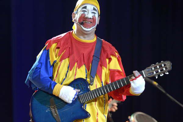 Pintildeoacuten Fijo trae a Santiago magia gracia y el mensaje familiar