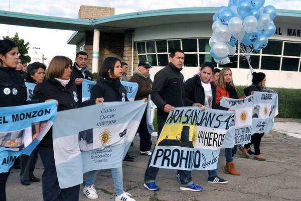 Familiares de tripulantes del ARA San Juan se manifestaron en la Base Naval 