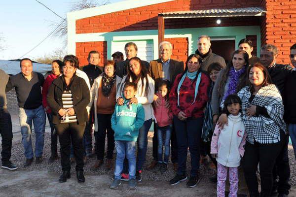 Un total de doce familias de Yuchaacuten recibieron sus viviendas sociales 
