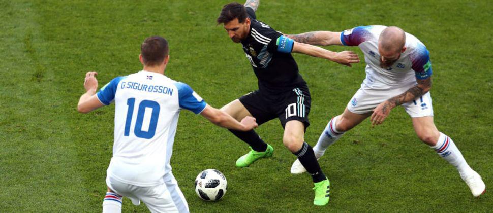 Argentina no pudo superar la defensa de la dura Islandia y empatoacute 1 a 1