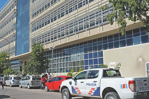 Abusoacute de la hija de soacutelo 6 antildeos durante el reacutegimen de visitas