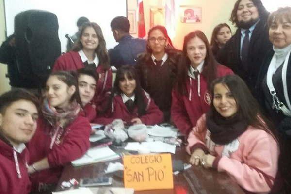 Maacutes de 100 alumnos de ocho colegios bandentildeos participaron del Primer Cafeacute Literario 