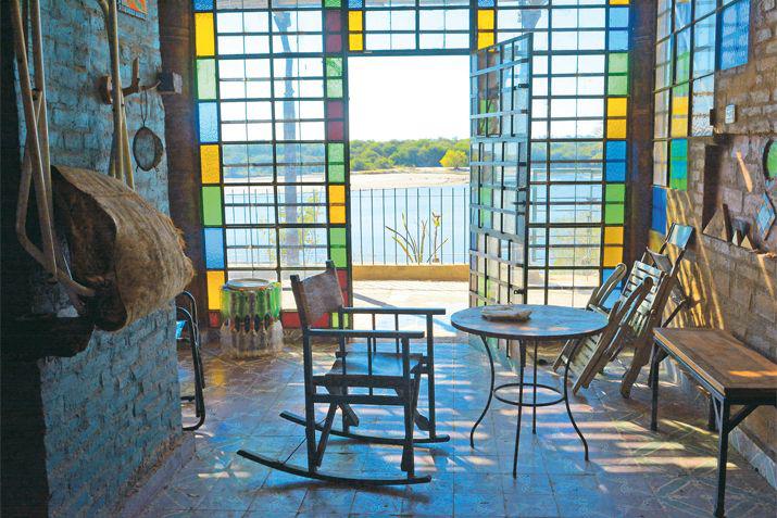 Video La increiacuteble casa que parece navegar en el riacuteo