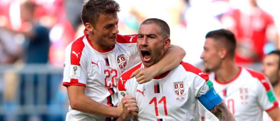 Serbia se impuso 1 a 0 con un golazo de tiro libre de Kolarov