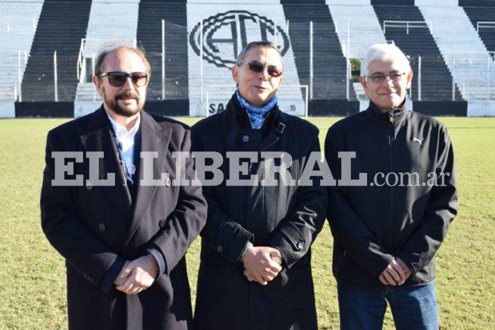 Las nuevas autoridades del club (de izq a der) Dr Jorge Gómez Paz Ing Félix José Alfano y Ing Víctor Paz Trotta