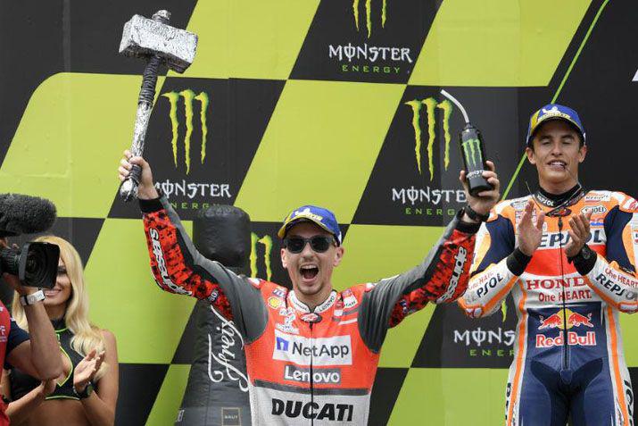El festejo de Jorge Lorenzo tras vencer en el circuito de Cataluña