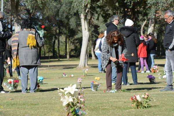 El recuerdo a los padres tambieacuten se evidencioacute  en los cementerios 