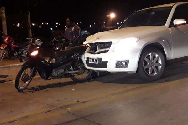 Dos heridos graves por choque de camioneta  y una motocicleta