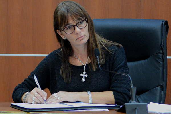 De hueacuterfana a esclava sexual nocturna del marido de su tiacutea