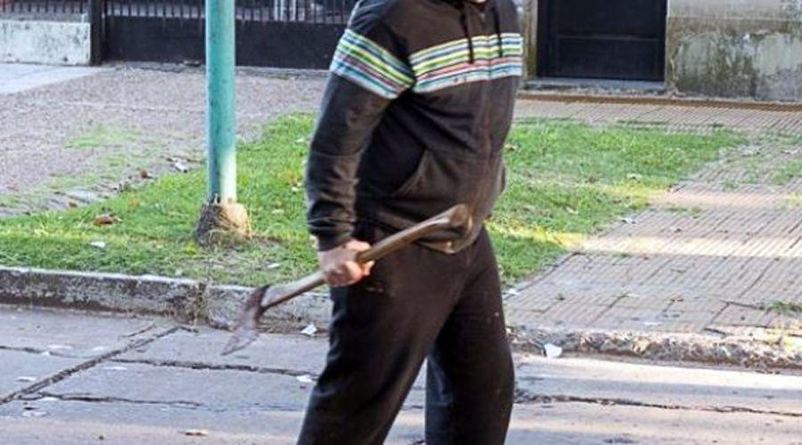 Iracundo sujeto destrozoacute su vivienda con un hacha