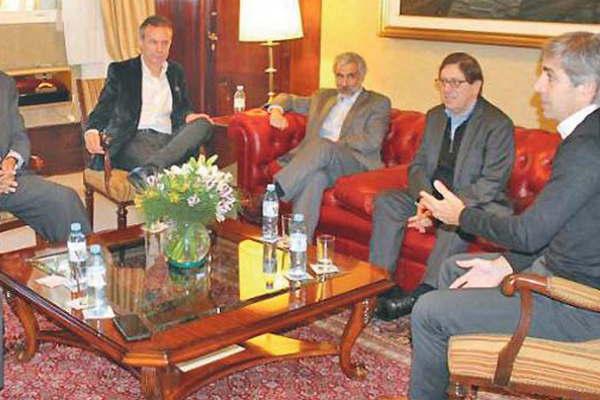 Caputo explicoacute a economistas las medidas para el mercado