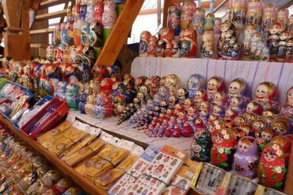 El mercado maacutes grande de Moscuacute atrapa a los visitantes
