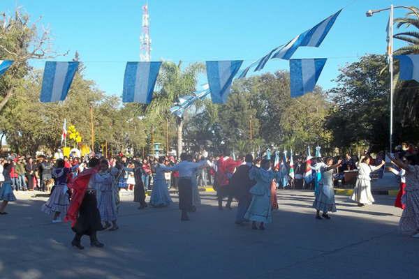 En la ciudad de Fernaacutendez se conmemoroacute el Diacutea Nacional de la Libertad Latinoamericana