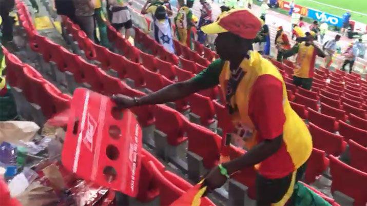 VIDEO Hinchas senegaleses limpiaron su lugar tras el festejo
