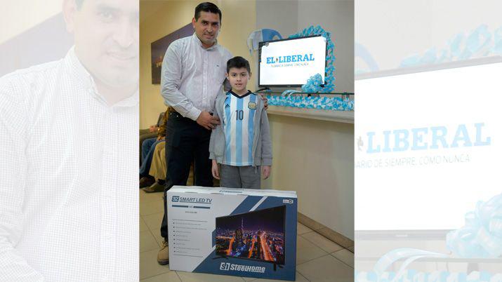 Lector de EL LIBERAL feliz con su nuevo Smart TV