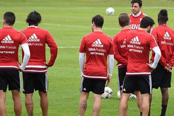 Con algunas ausencias River iniciaraacute mantildeana la pretemporada