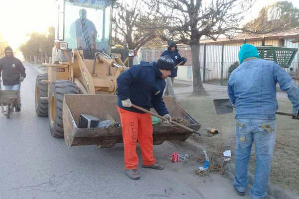 El Municipio bandentildeo encaroacute trabajos de limpieza de los contenedores y de erradicacioacuten de los basurales