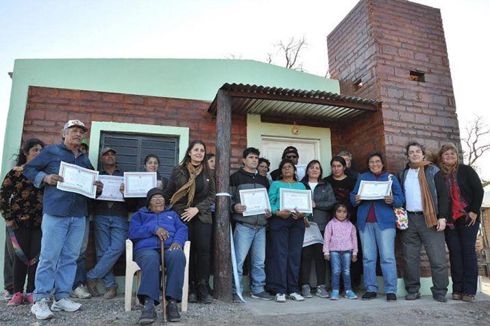 Autoridades del Gobierno de la Provincia y de las comunas locales presidieron la entrega de las viviendas