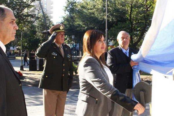 La intendente Fuentes encabezoacute el acto por  el Diacutea de la Bandera 