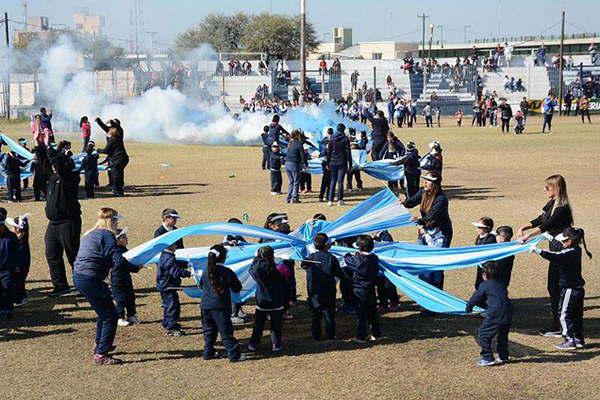Tomaron la promesa de carintildeo a la insignia patria  a casi mil alumnos de salita de 5 de todos los barrios 