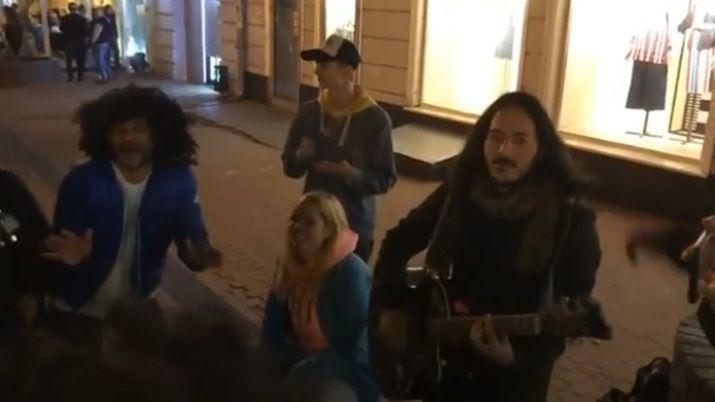 Video- santiaguentildeo tocoacute Despacito y bailoacute con rusos y croatas