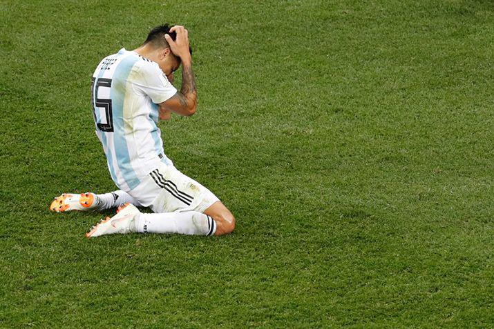 Enzo Pérez y su lamento tras el fallido remate