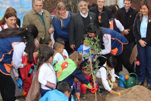 La intendente Fuentes realizoacute plantacioacuten de aacuterboles con nintildeos de un jardiacuten de infantes 