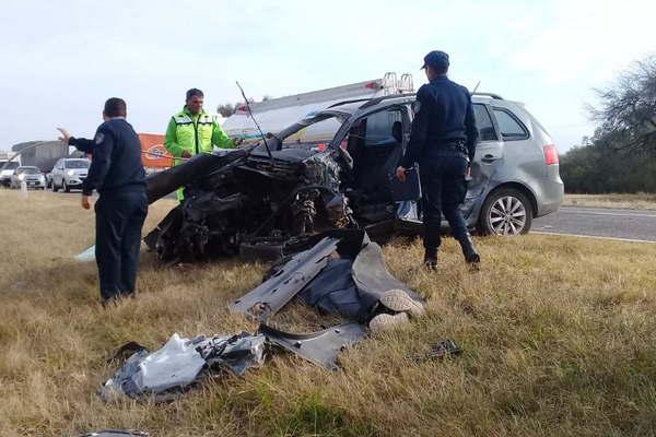 Traacutegico choque frontal entre un auto y un camioacuten se cobroacute la vida de un santiaguentildeo