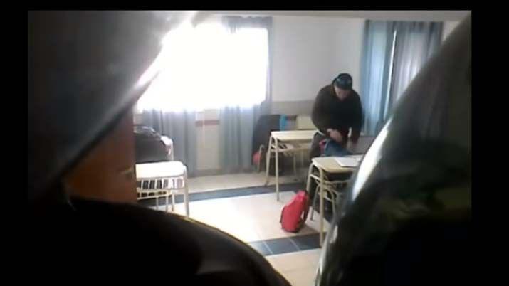 Vergonzoso- filman a un profesor robaacutendole a sus propios alumnos