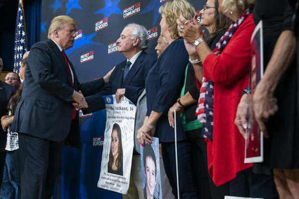 Trump consoloacute a viacutectimas de criacutemenes de inmigrantes