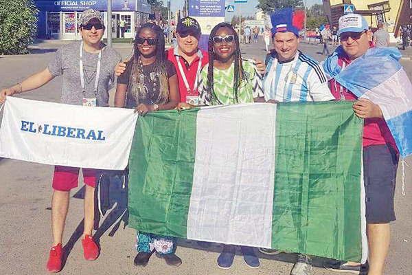Los hinchas santiaguentildeos se unieron al festejo de la victoria de los nigerianos