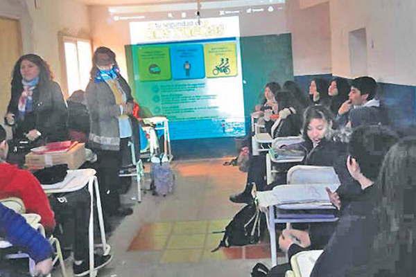 Dictaron charla sobre educacioacuten vial en el Inti Huasi