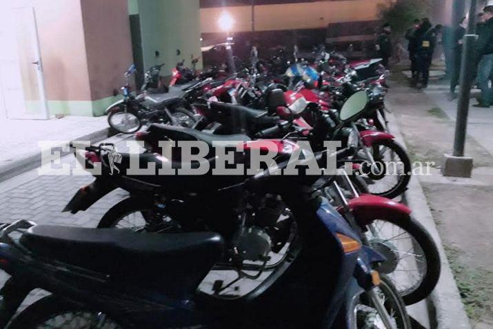 Las numerosas motos fueron retenidas por las autoridades de la Dirección General de Seguridad Vial de la Policía de la Provincia