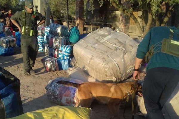 Interceptan un colectivo que llevaba  maacutes de 2000000 en mercaderiacutea ilegal 