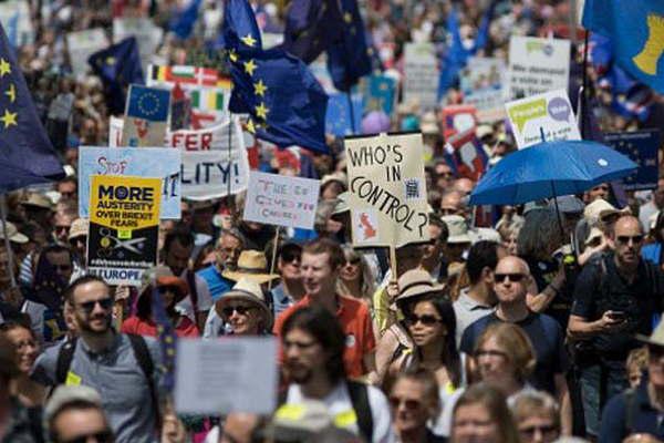 Miles de britaacutenicos marcharon ayer en Londres  para reclamar un segundo refereacutendum por el brexit 