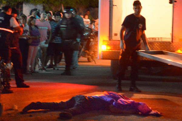 Perdioacute el control de su motocicleta cayoacute al suelo y fallecioacute en el acto